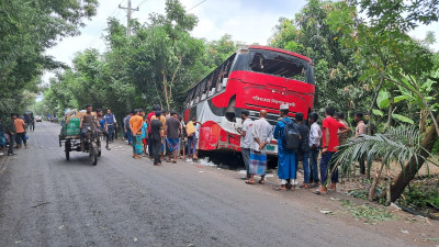 বাগেরহাটে যাত্রীবাহী বাসের চাপায় শিক্ষক নিহত, ৩ ঘণ্টা পর যান চলাচল স্বাভাবিক